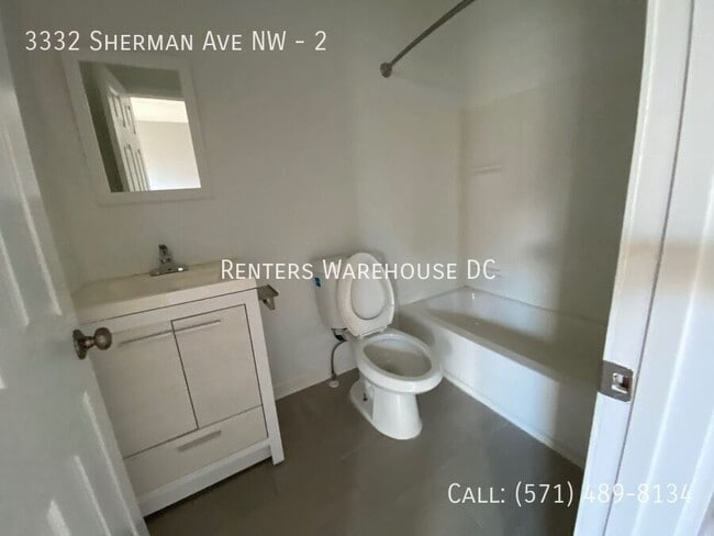 Building Photo - Updated 1BR+Den w/ private patio in heart ...