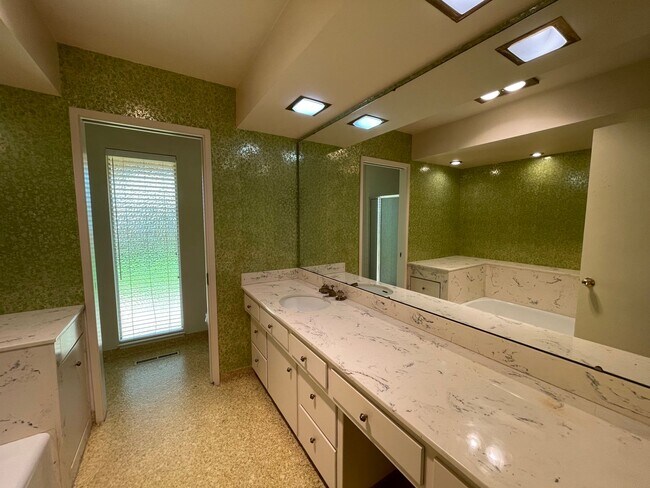 Building Photo - Custom home located next to Oakdale Country Club!