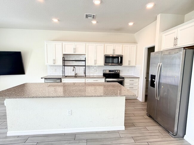 Building Photo - 2800 Troubadour St