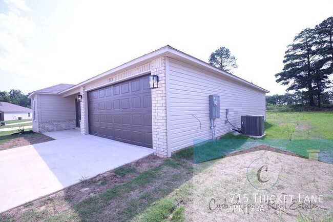 Building Photo - 715 Thicket Ln