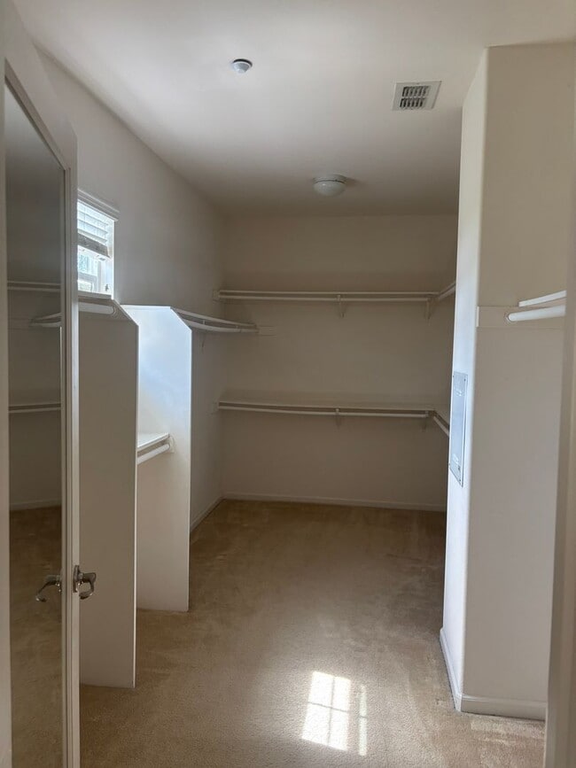 Building Photo - Stunning 5-Bedroom, 4-Bath Home in Prime B...