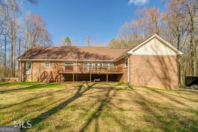 Building Photo - 832 Goza Rd