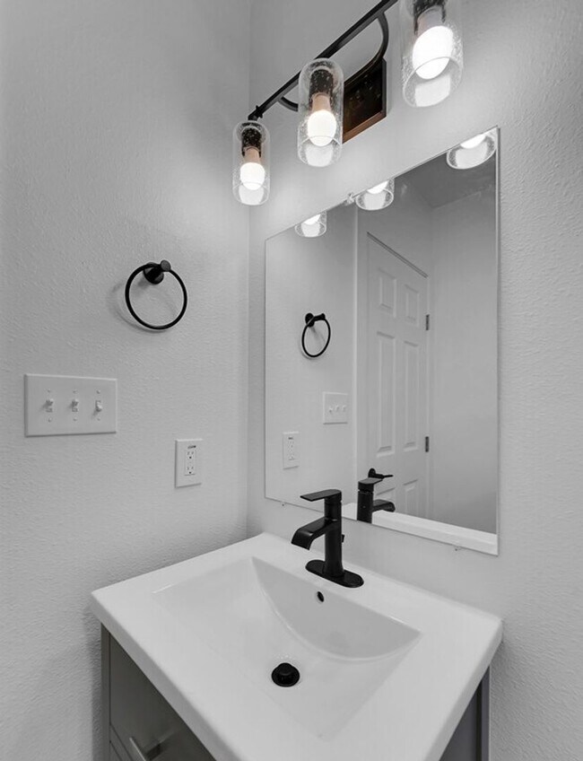 Building Photo - Newly remodeled 4BD 3BA Home in Waco