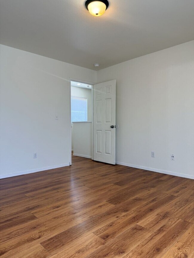 Building Photo - Don’t Miss Out on this 3/2.5 home