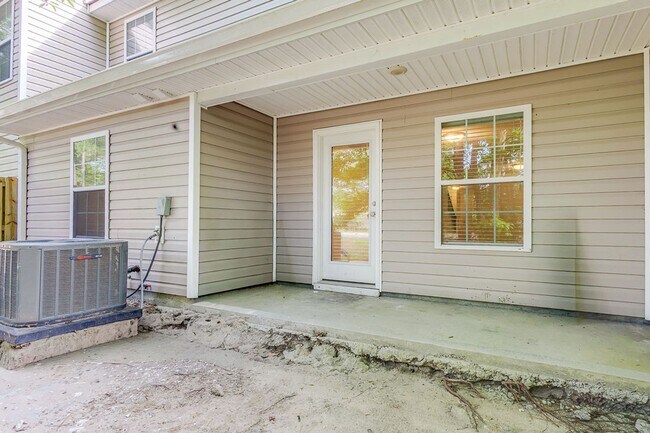 Building Photo - Spacious 3BR Townhome with Main-Level Primary Suite