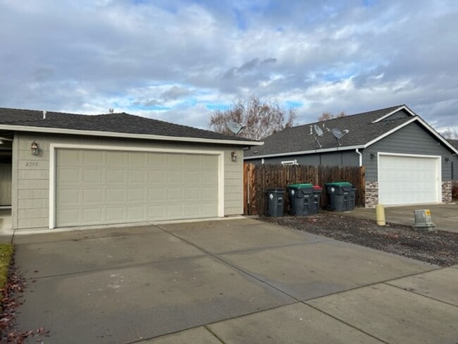 Building Photo - SPACIOUS 3 BEDROOM/ 2 BATH HOME WITH RV/BO...