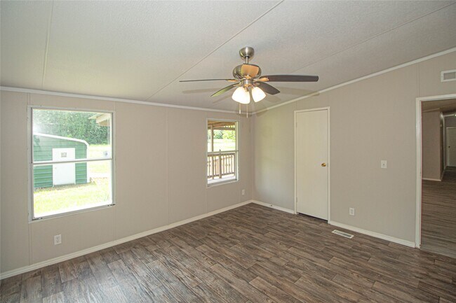 Building Photo - 613 River Rd