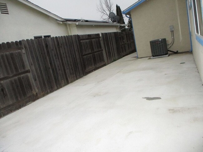 Building Photo - 731 Northampton Dr