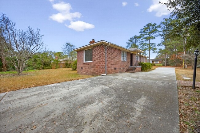 Building Photo - AVAILABLE NOW! ALL-BRICK RANCH IN WEST COLUMBIA!