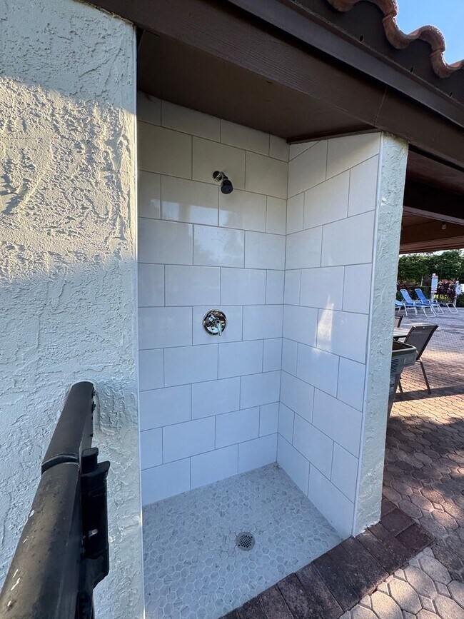 Building Photo - Spacious 2-Bedroom, 2-Bath Condo in Guard-...