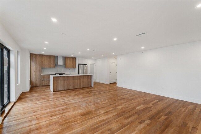 Building Photo - 6 Devine Wy