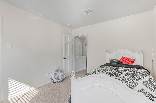 Building Photo - 104 Camelot Pl Ct
