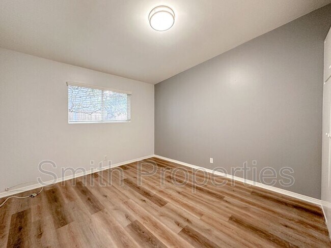 Building Photo - 2204 Carnegie Ln