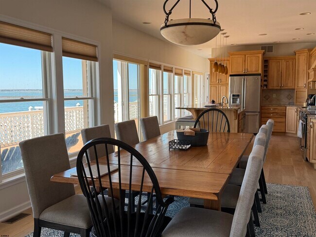 Building Photo - 802 N Harvard Ave