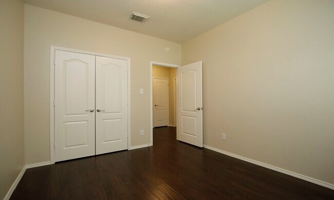 Building Photo - 8730 Cedar Walk Dr