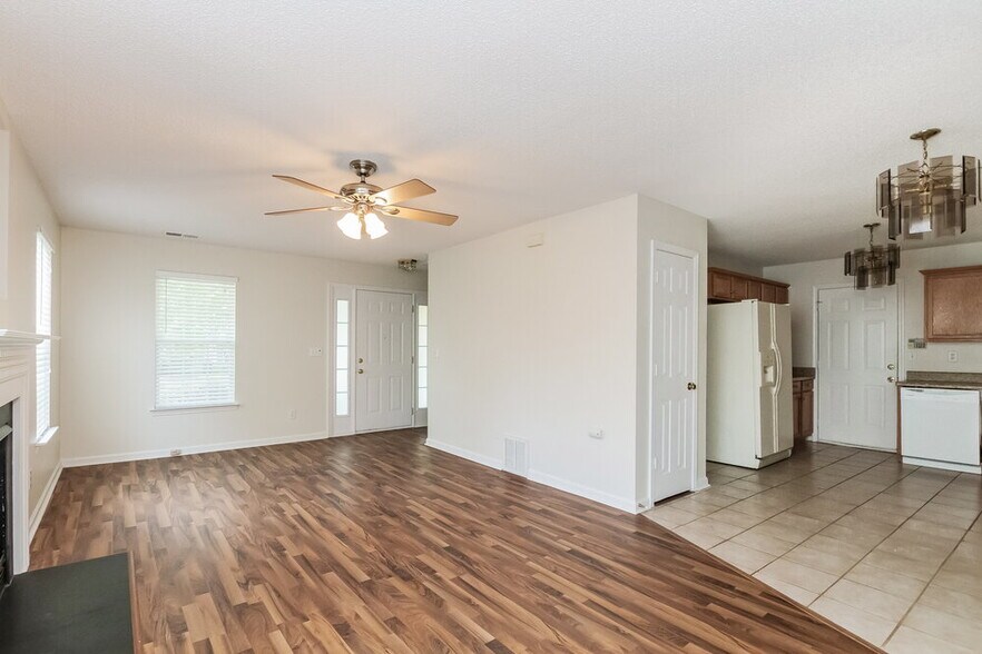 Building Photo - 15476 Stone Hollow Dr
