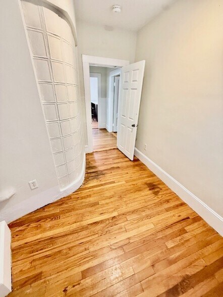 Building Photo - 164 Prince St