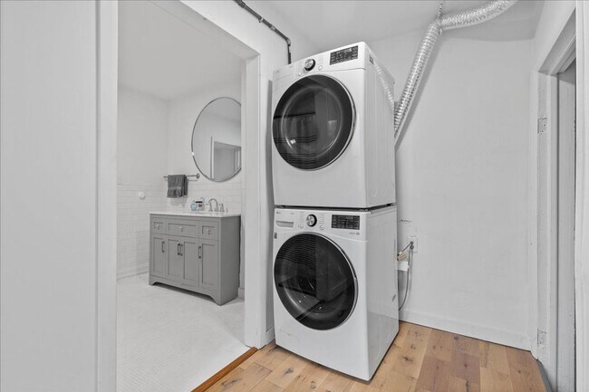 Building Photo - Renovated 3-bed, 2.5-bath house in Heart o...
