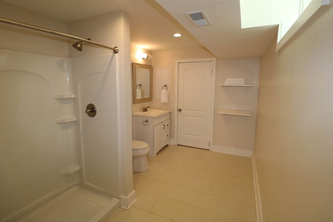 Building Photo - 2833 Wesleyan Ln