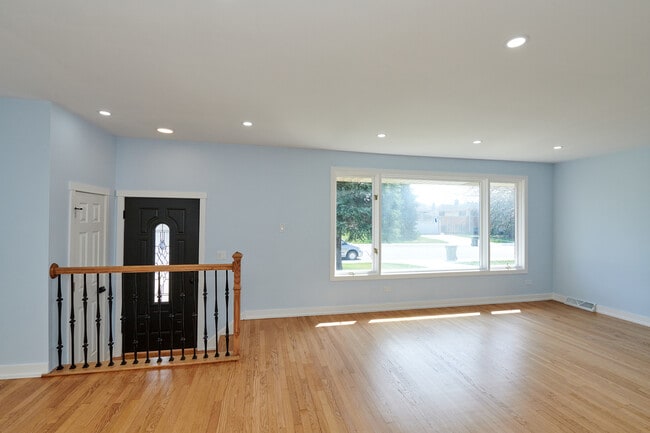 Building Photo - 8544 W Roseview Dr