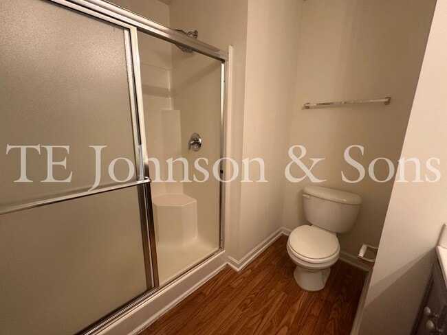 Building Photo - Spacious 3 Bedroom with Main Level Primary Suite