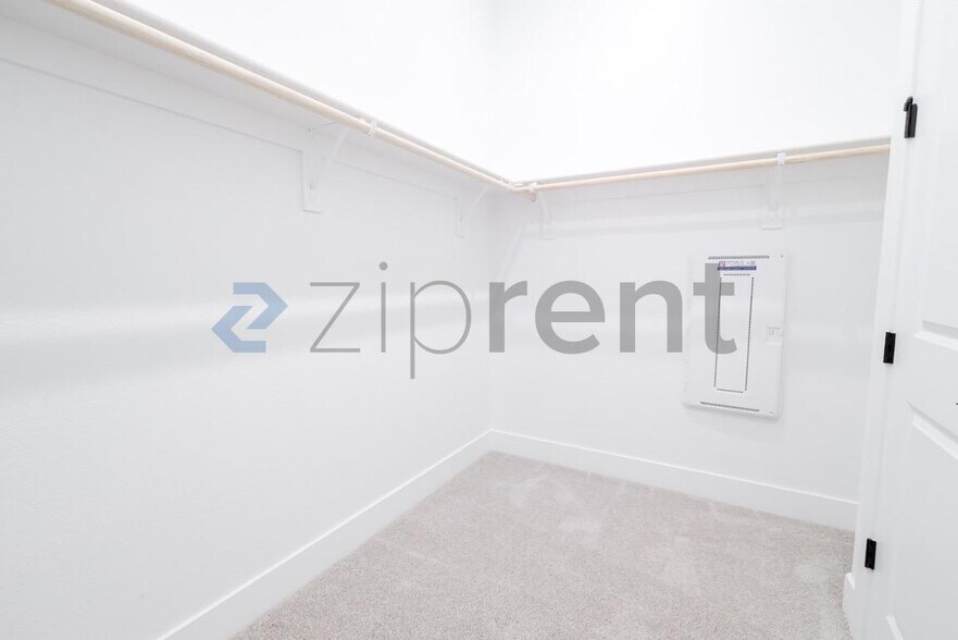 Building Photo - Unit