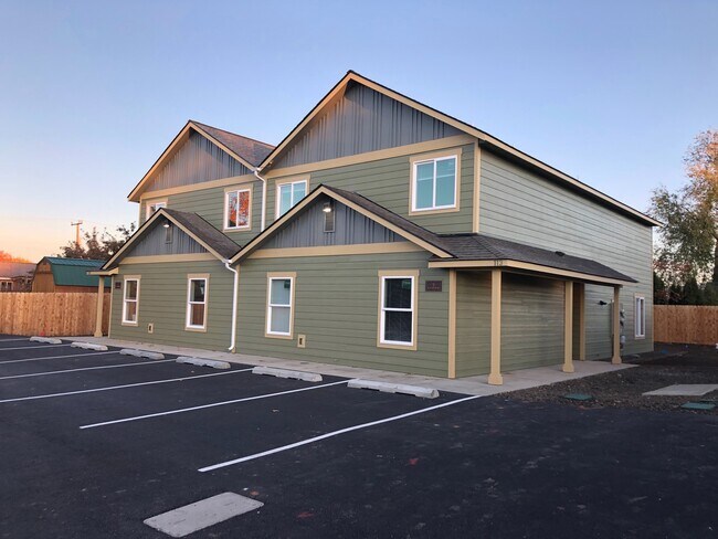 Building Photo - 4.5 Bathrooms ! 4 large bedrooms! Close to CWU