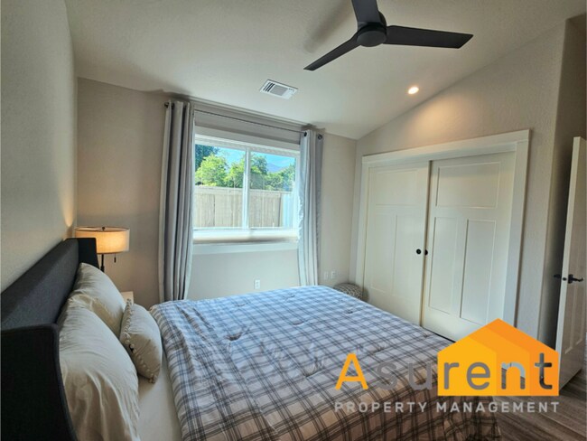 Building Photo - Beautiful fully furnished, single level 3 ...