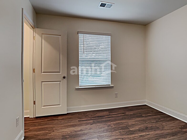 Building Photo - 1820 Produce Ln