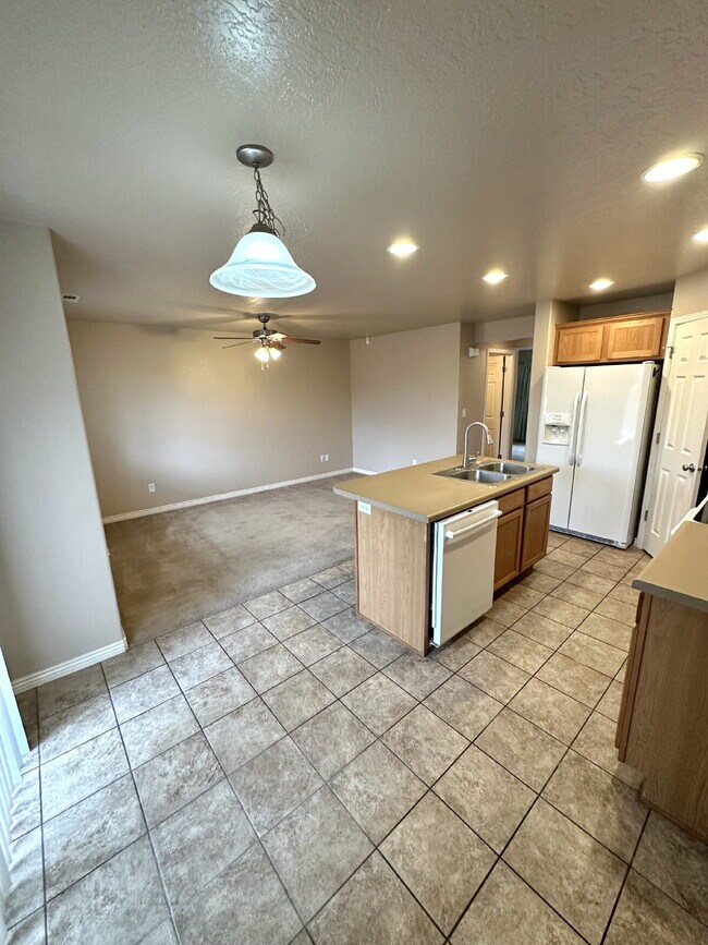 Building Photo - Townhome in prime location