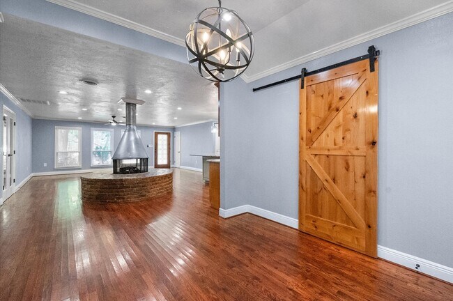 Building Photo - 1320 Woodvine Dr