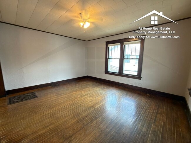 Building Photo - 302 W 6th St