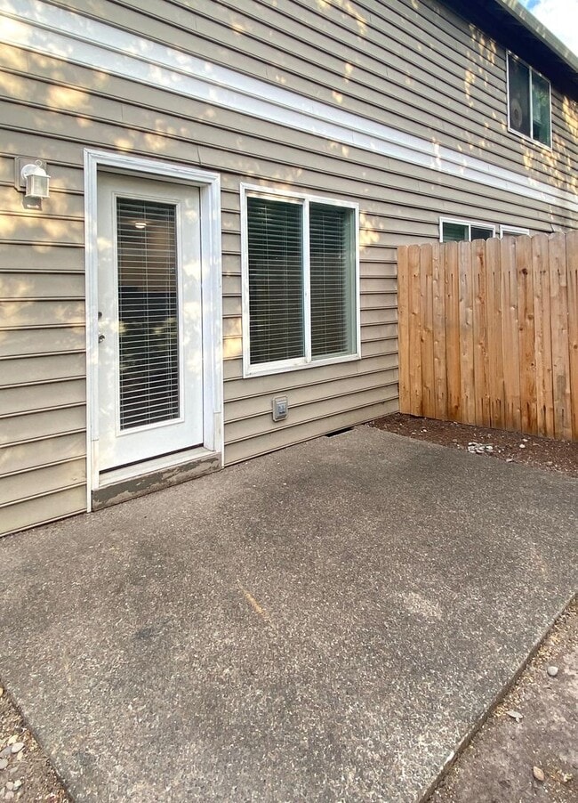 Building Photo - Renovated 2 Bedroom, 1.5 Bath Townhouse wi...