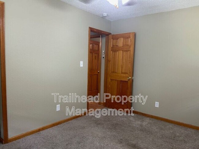 Building Photo - 401 SW Stoney Brook Ln