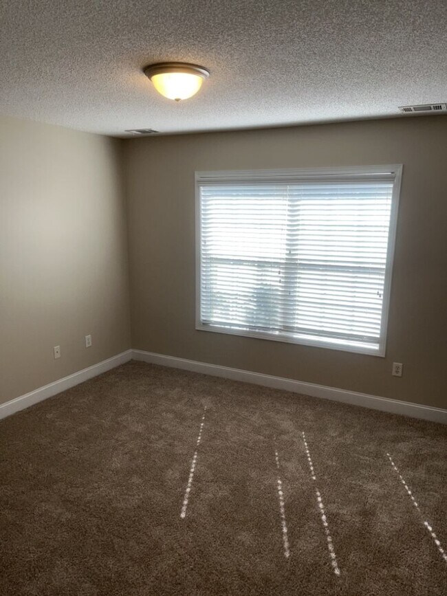 Building Photo - 186 Bristol Way