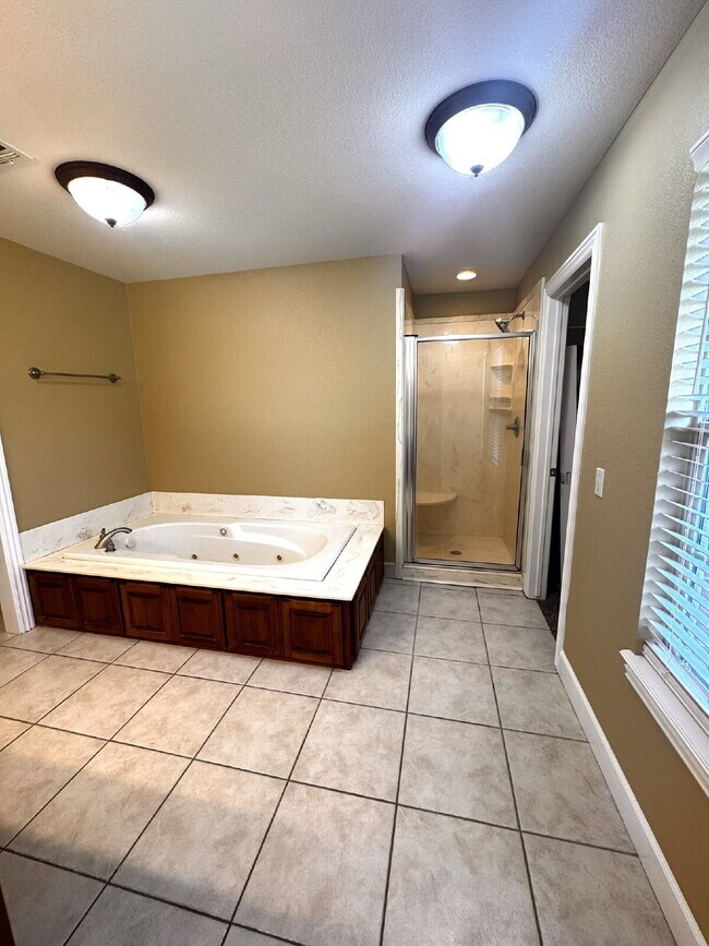 Building Photo - 15 Bluestem Ln