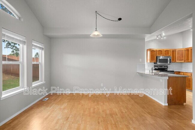 Building Photo - 543 W Bosanka Dr