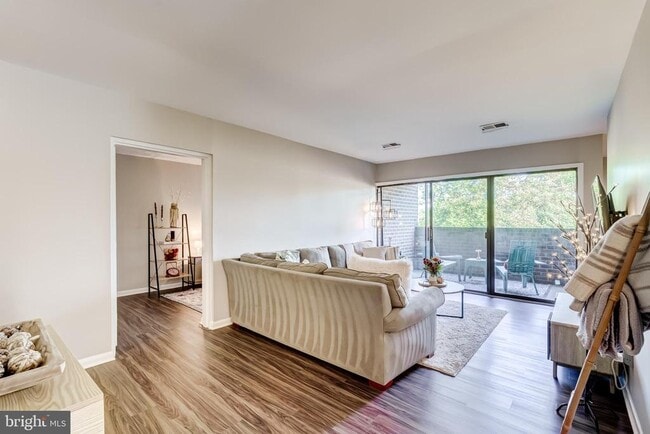 Building Photo - 11260 Chestnut Grove Square