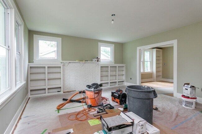 Building Photo - Recently Renovated Central Columbia Bungalow!