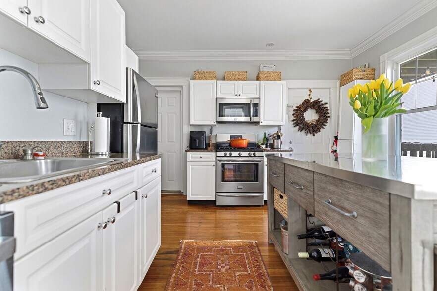 Building Photo - 722 E 2nd St