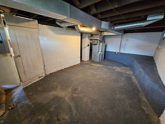 Building Photo - 3 bed, 1 bath, Mishawaka. Fenced Yard. Gar...