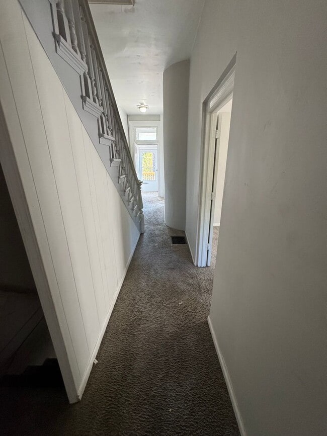Building Photo - 4 Bedroom 1 Bathroom in Fineview!