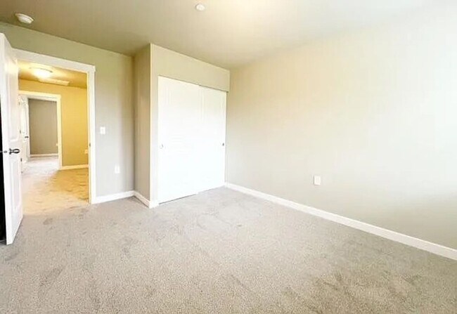 Building Photo - Modern 3BR / 2.5BA Townhome in Port Orchard – Spacious, Bright, and Conveniently Located