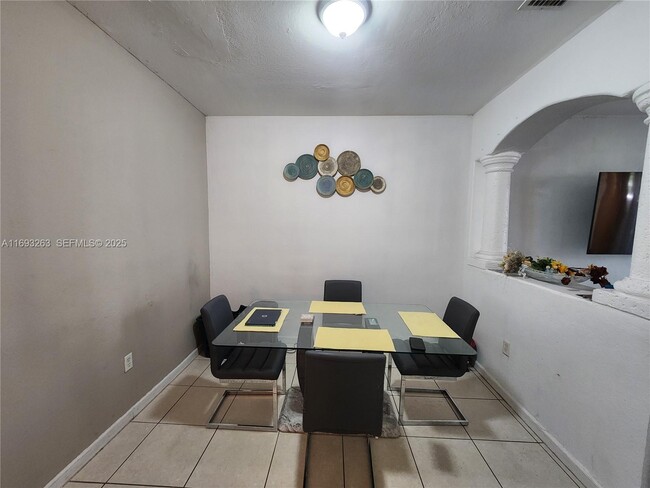 Building Photo - 2717 SE 15th Pl