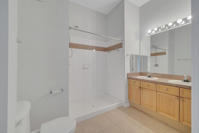 Building Photo - Beautiful 3/2 Condo in Davenport! Water and basic internet included!