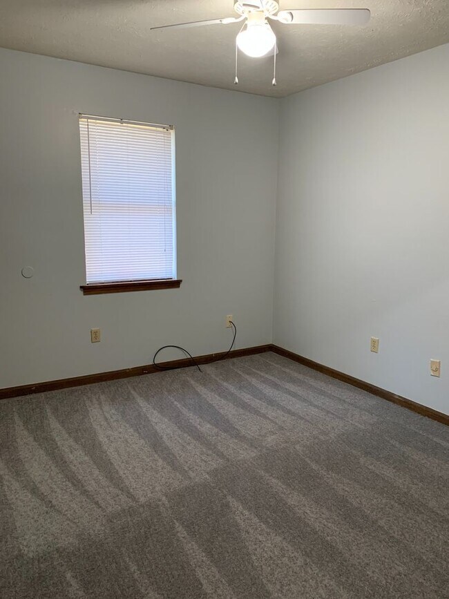 Building Photo - 2 Bedroom Duplex on Eastside!!