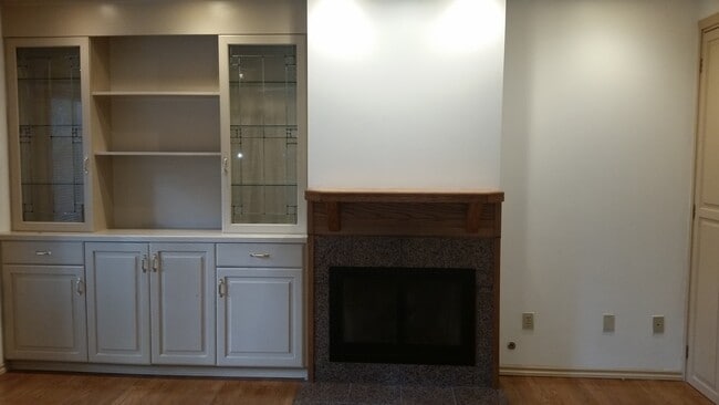 Building Photo - Occupied, do not disturb tenants. 1950's Craftsman 2br 2ba duplex on two levels, lawncare provide...