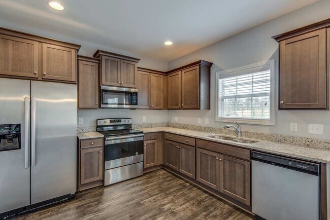 Building Photo - Spacious 4 Bedroom Home with Open Floor Plan - Free Rent!