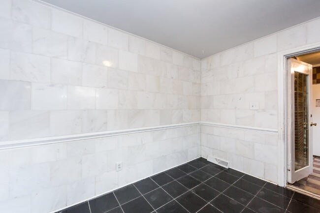 Building Photo - "Charming 3-Bedroom Retreat with Gleaming Hardwood Floors in Westerly Hills!"