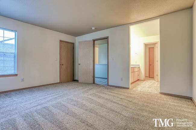 Building Photo - Peaceful 2-bedroom, 2 bath Townhome in thi...